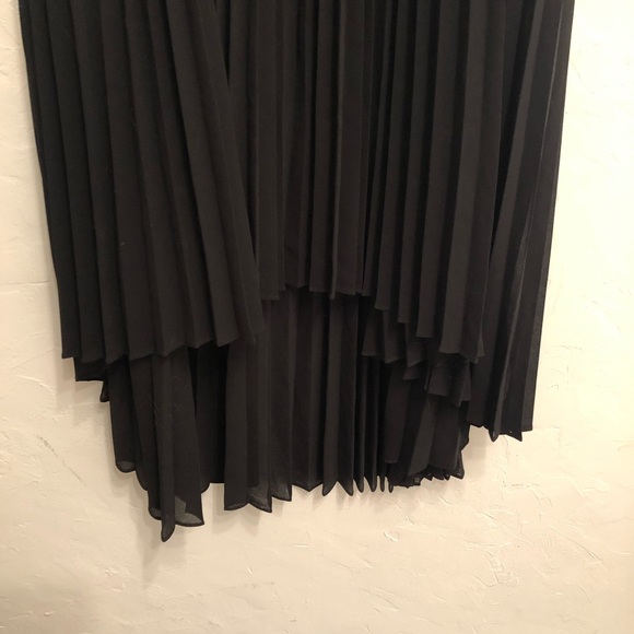 Pleated maxi skirt, high-low - Picture 7 of 9